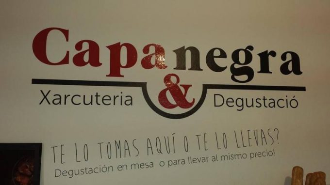 guia33-barcelona-comida-para-llevar-restaurante-capa-negra-charcuteria-degustacion-bar-21932.jpg